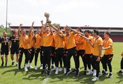 U19 Süper Lig şampiyonu Galatasaray kupasını aldı