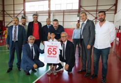 THF BaÅkanı UÄur Kılıç, minik Serkan'a verdiÄi sözü tutarak birlikte maç yaptı