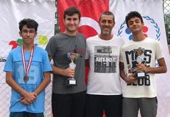 Akdeniz'in genç tenisçilerinden 2 kupa, bir madalya