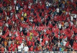 Türkiye - Litvanya maçında tribünler Kırmızı-Beyaz