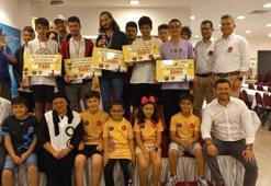 Denizli'de satranç turnuvasında dereceye girenler ödüllerini aldı