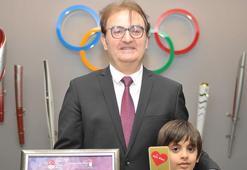 Hamit Turhan ödülünü aldı