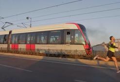Milli atlet Batuhan Buğra Eruygun tramvayı geçti