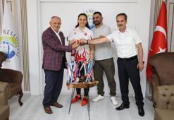 Gülden Mercan Atille'den Başkan Esat Öztürk'e ziyaret