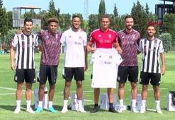 Beşiktaşlı futbolcular, yeni sezon formalarıyla poz verdi