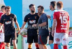 Galatasaray-Pardubice maçında olay! Okan Buruk sahaya girdi