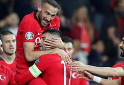 Cenk Tosun: Emre Belözoğlu ve Burak Yılmaz okul gibi