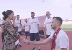 Roma taraftarı, Jose Mourinho'nun önünde sevgilisine evlilik teklifi etti!