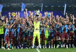 Trabzonspor, Süper Kupa zaferini coşkuyla kutladı! İşte kare kare o anlar