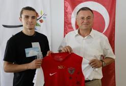 Galatasaray'ın genç oyuncusu Sarper Çağlar, Hatayspor'a transfer oldu