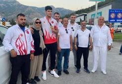 Dünya Gençler Şampiyonu Osman Furkan Karakaya çiçeklerle karşılandı