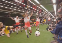 Futbol efsanesi Luis Figo, 6 bin metre yükseklikte oluşturulan yer çekimsiz ortamda futbol oynadı.