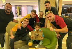 Protez bacaklarına kavuşan Muhammet, Galatasaraylı futbolcularla bir araya geldi