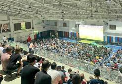Bilet bulamayan Adana Demirspor taraftarı maçı dev ekranda izledi