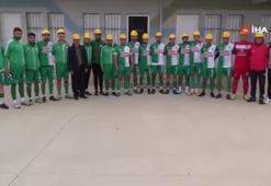 Futbolcular, madenciler için baretle maça çıktı