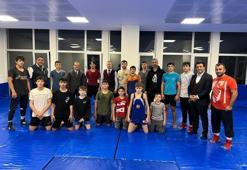 Vali, 9 yaşındaki sporcuyla güreşince ortaya ilginç görüntüler çıktı