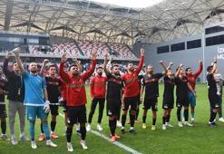 Karşıyaka zirveye oynuyor