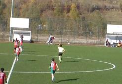 Yumruk yumruğa kavga eden antrenörleri futbolcular ayırdı
