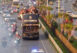 Trabzonspor, üstü açık otobüsle Medical Park Stadyumu'na gitti