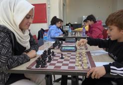 Siirt'te satranç turnuvasında anne oğluna rakip oldu