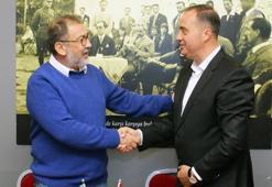 Selahaddin Dinçel: "Bu sezon üst ligi hedefleyen ve kupa kaldıran bir Karşıyaka olacak"