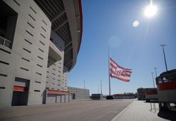 Atletico Madrid'in sahası Metropolitano'da bayraklar yarıya indirildi
