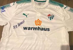 Bursaspor taraftarı depremzedeler için efsane formalarını satıyor