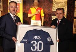 Bakan Kasapoğlu, Messi'nin imzalı formasını depremzedeler için bağışladı