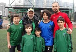 Depremin yaralarını futbolla sarmaya çalışıyorlar