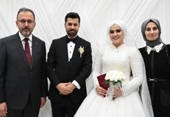Bakan Kasapoğlu, GSB yurdunda kalan depremzedelerin nikah şahidi oldu