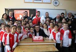 Derste Samsunspor maçını izleyen öğrencilere Hüseyin Eroğlu’ndan sürpriz