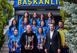Başkan Koca, kupa kazanan kadın güreş takımını ağırladı