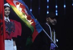 Ermenistan'da skandal! Azerbaycan bayrağı yakıldı