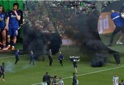 Groningen-Ajax maçında saha karıştı, karşılaşma yarıda kaldı!