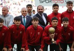 Sivasspor'un şampiyonluk kupasını Başkan Büyükekşi verdi