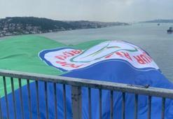 Çaykur Rizespor'un bayrağı 15 Temmuz Şehitler Köprüsü'ne asıldı