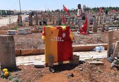 Depremde hayatını kaybeden fanatik Galatasaraylıların mezar taşına forma asıldı