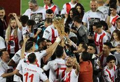 Süper Lig'e yükselen Pendikspor, kupasını coşkuyla kaldırdı