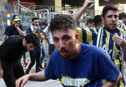Fenerbahçe - Başakşehir maçı öncesi olay! Polis müdahale etti! (VİDEO)