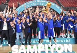 Anadolu Efes'te büyük coşku! Şampiyon, kupasını aldı