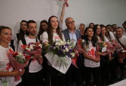 A Milli Voleybol Takımımıza coşkulu karşılama