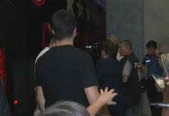 Erden Timur, taraftarlarla fotoğraf çektirirken az kalsın otobüsü kaçırıyordu