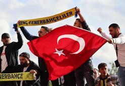 Fenerbahçeli taraftarlardan stat önünde destek tezahüratları