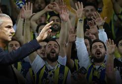 Fenerbahçe tribünlerinden İsmail Kartal'a büyük onur! Tezahürat ve alkışlar ona...