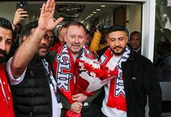 Antalyaspor'un yeni teknik direktörü Sergen Yalçın, havalimanında coşkuyla karşılandı