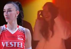 Geceye damga vuran görüntü! Hande ve Zehra sahnede...