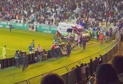 Futbolcular, ambulans için reklam panolarını söktü!
