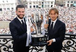 Real Madrid, şampiyonluk kupasıyla tur attı