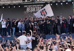 Beşiktaş, kupa şampiyonluğunu taraftarıyla kutladı
