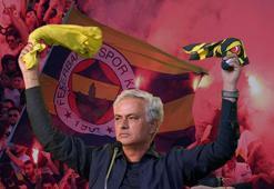 Kadıköy'de Mourinho izdihamı! İmzayı attı, Fenerbahçe taraftarını selamladı!